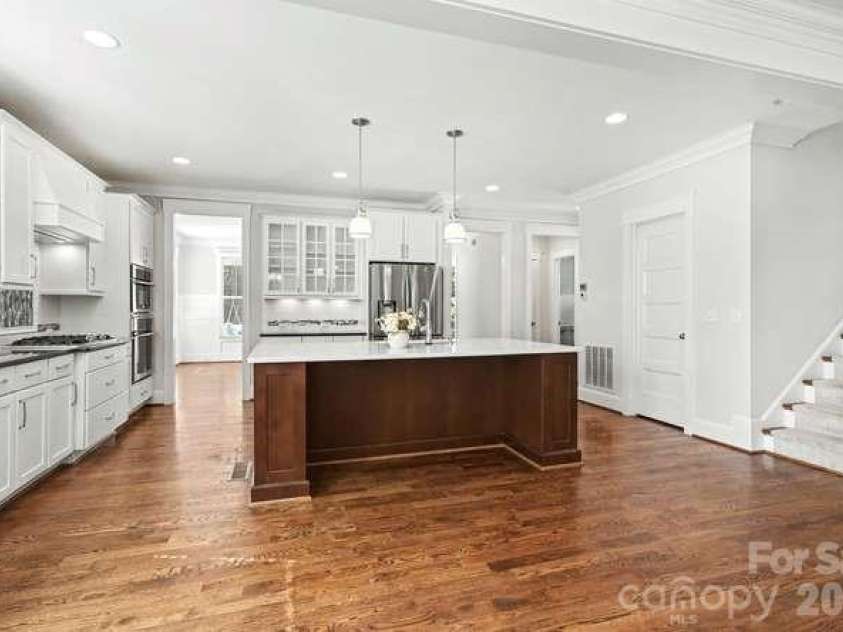 163 Canterbury Road, Charlotte, NC 28211.  MLS# CAR4406329, YatesRealty ID 39010. Open Concept Kitchen