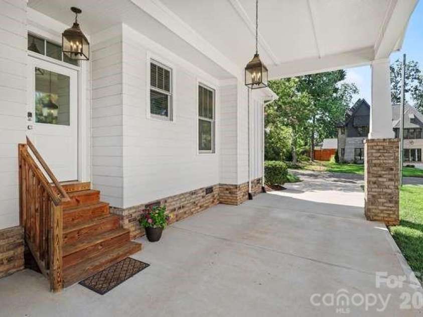 163 Canterbury Road, Charlotte, NC 28211.  MLS# CAR4406329, YatesRealty ID 39010. Porte Cochere