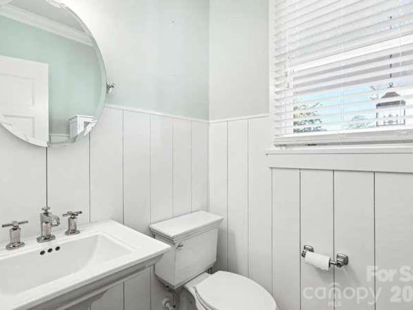 163 Canterbury Road, Charlotte, NC 28211.  MLS# CAR4406329, YatesRealty ID 39010. Powder Room