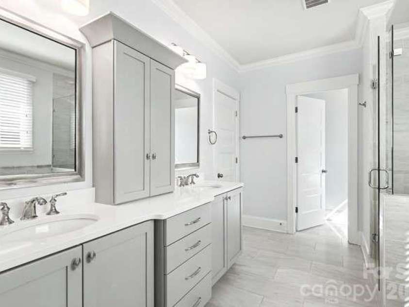163 Canterbury Road, Charlotte, NC 28211.  MLS# CAR4406329, YatesRealty ID 39010. Primary Bath