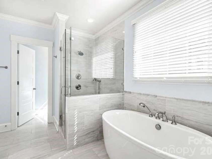 163 Canterbury Road, Charlotte, NC 28211.  MLS# CAR4406329, YatesRealty ID 39010. Primary Bath