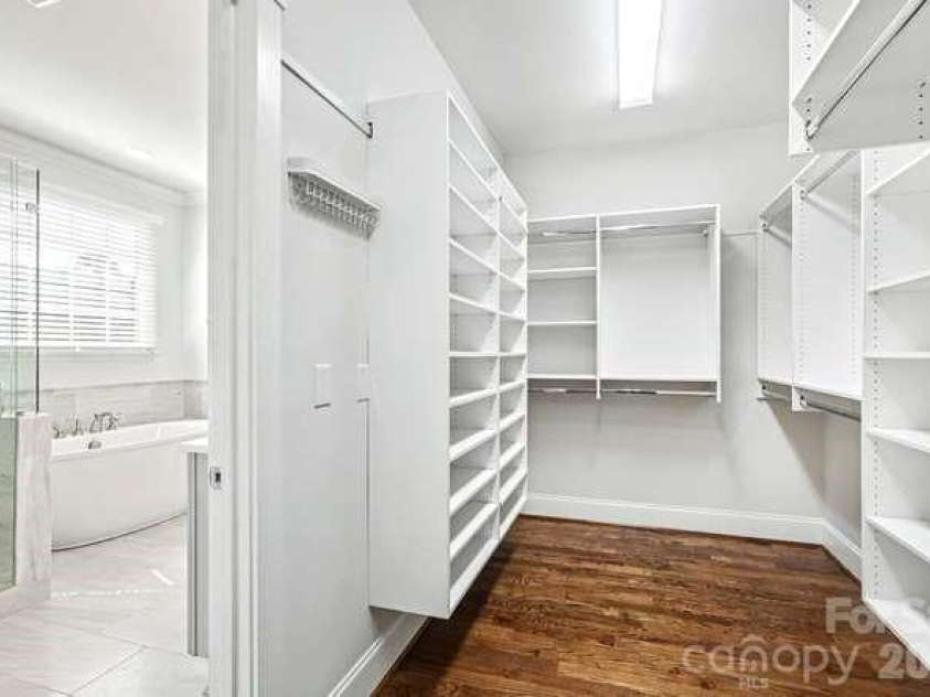 163 Canterbury Road, Charlotte, NC 28211.  MLS# CAR4406329, YatesRealty ID 39010. Primary Closet
