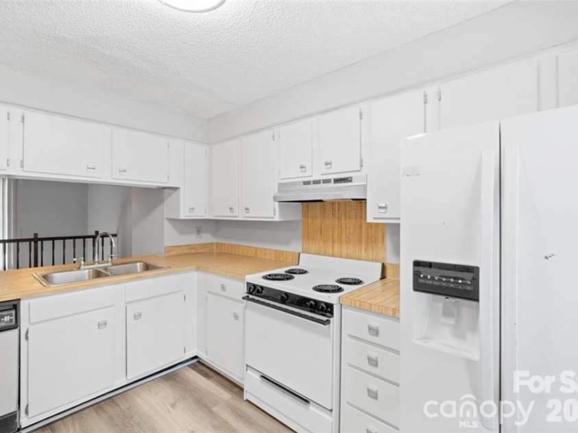 7301 Pebblestone Drive, Charlotte, NC 28212.  MLS# CAR4405904, YatesRealty ID 39014. 
