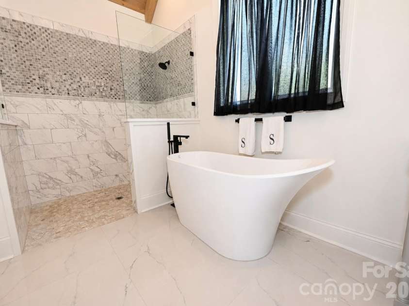3793 Sarazen Court, Conover, NC 28613.  MLS# CAR4406224, YatesRealty ID 39016. Primary Bathroom