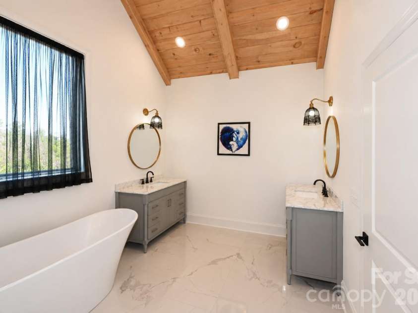 3793 Sarazen Court, Conover, NC 28613.  MLS# CAR4406224, YatesRealty ID 39016. Primary Bathroom