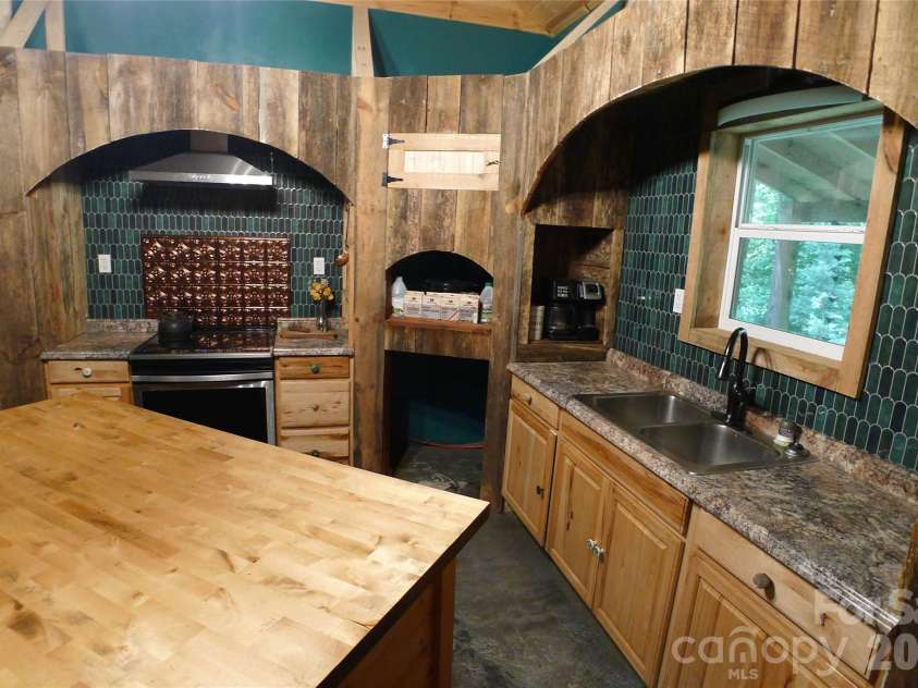 241 Grannaman Drive, Mocksville, NC 27028.  MLS# CAR4406242, YatesRealty ID 39017. Kitchen
