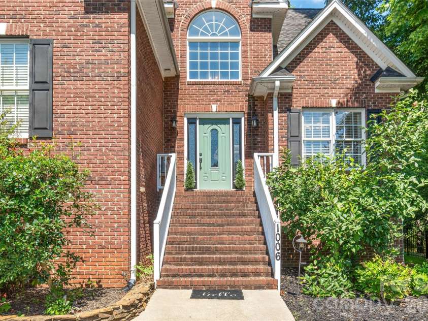 1006 Strawberry Lane, Gastonia, NC 28054.  MLS# CAR4372022, YatesRealty ID 39018. Steps to the Front Porch