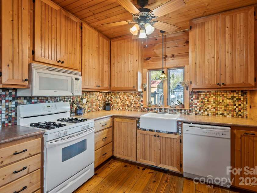 104 Enthoffer Street, Black Mountain, NC 28711.  MLS# CAR4328758, YatesRealty ID 3902. 