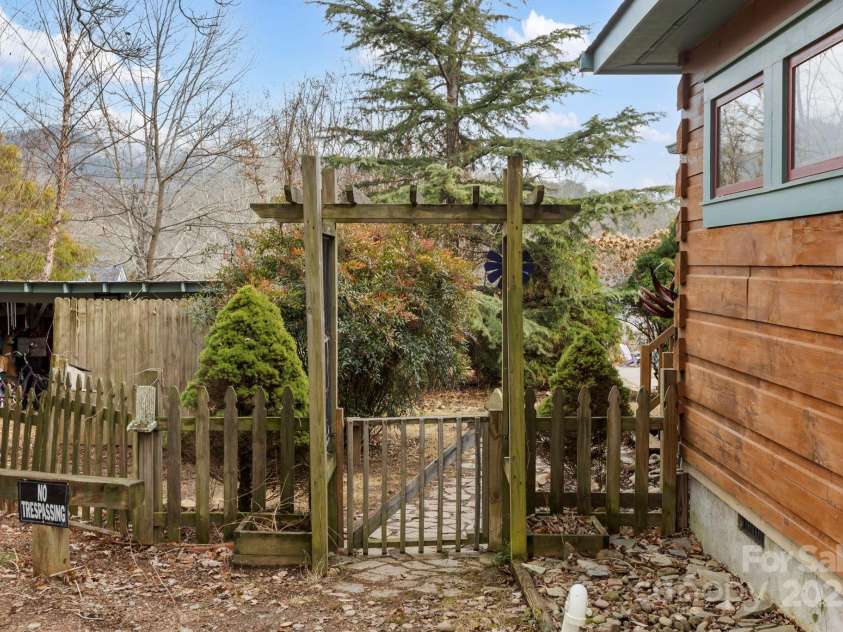 104 Enthoffer Street, Black Mountain, NC 28711.  MLS# CAR4328758, YatesRealty ID 3902. 