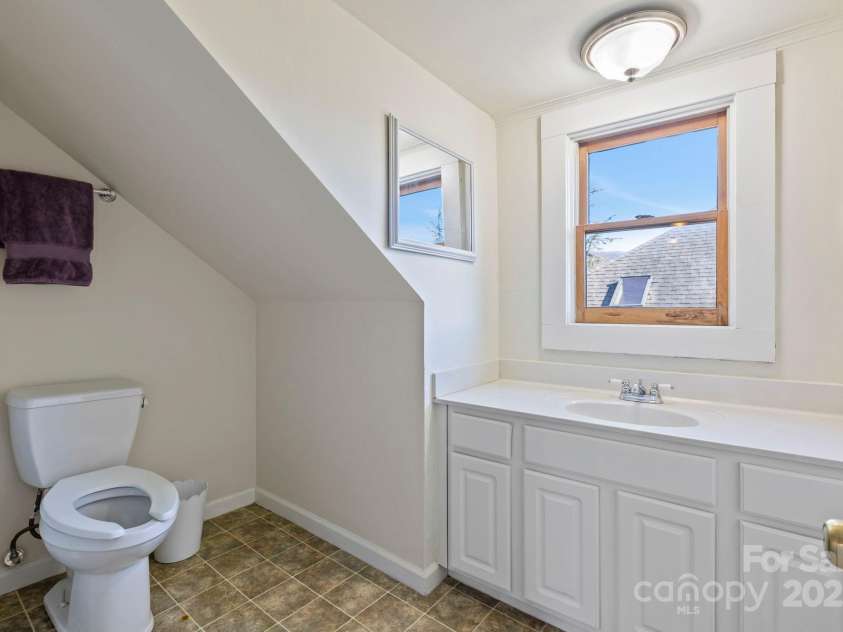 104 Enthoffer Street, Black Mountain, NC 28711.  MLS# CAR4328758, YatesRealty ID 3902. Front house upstairs bathroom