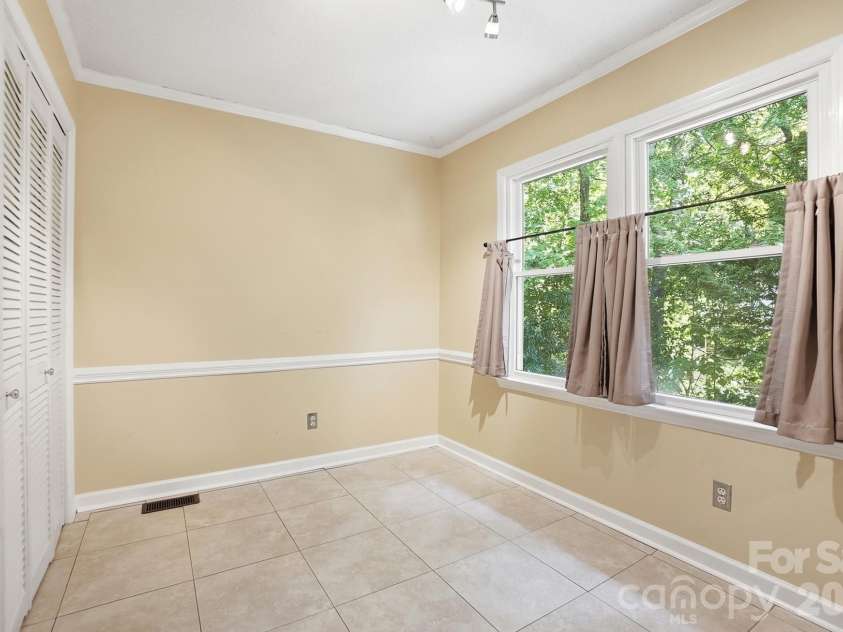 701 Blue Rock Drive, Charlotte, NC 28213.  MLS# CAR4395254, YatesRealty ID 39020. Breakfast area