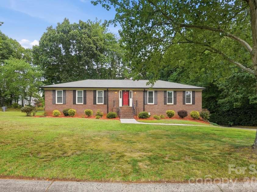 701 Blue Rock Drive, Charlotte, NC 28213.  MLS# CAR4395254, YatesRealty ID 39020. Large leveled front yard