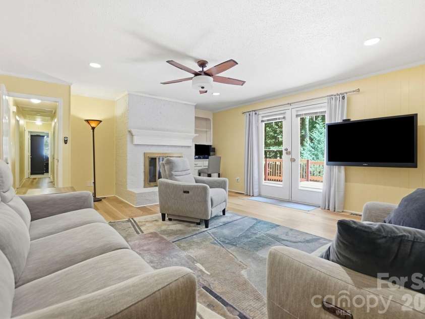 701 Blue Rock Drive, Charlotte, NC 28213.  MLS# CAR4395254, YatesRealty ID 39020. Spacious, inviting and perfect for hosting gatherings