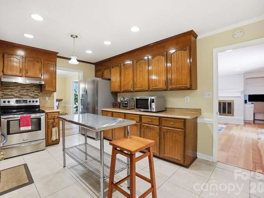 701 Blue Rock Drive, Charlotte, NC 28213.  MLS# CAR4395254, YatesRealty ID 39020. Yes, the refrigerator conveys!