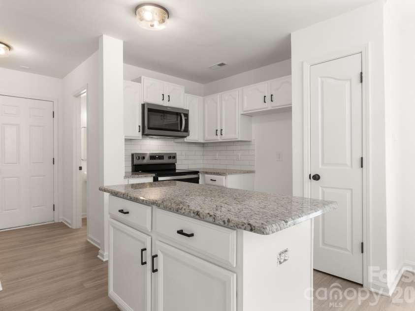 11125 Northwoods Forest Drive, Charlotte, NC 28214.  MLS# CAR4400829, YatesRealty ID 39021. 