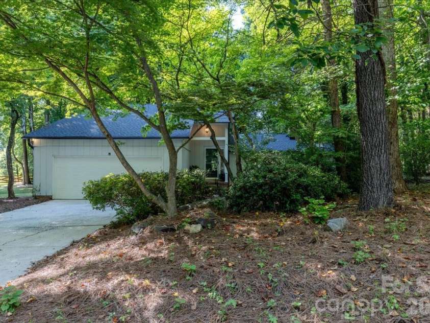 1107 Spring Fall Court, Charlotte, NC 28213.  MLS# CAR4404724, YatesRealty ID 39025. 