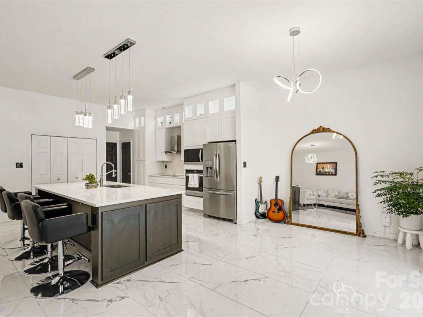 12109 Landing Green Drive, Charlotte, NC 28277.  MLS# CAR4403847, YatesRealty ID 39026. Dining and kitchen