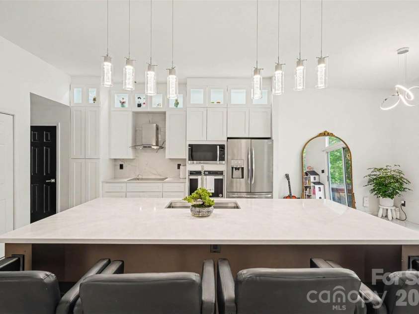 12109 Landing Green Drive, Charlotte, NC 28277.  MLS# CAR4403847, YatesRealty ID 39026. Kitchen