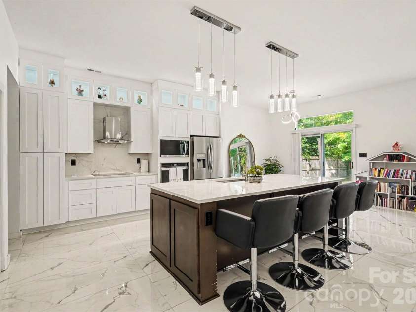 12109 Landing Green Drive, Charlotte, NC 28277.  MLS# CAR4403847, YatesRealty ID 39026. Kitchen
