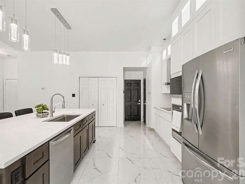 12109 Landing Green Drive, Charlotte, NC 28277.  MLS# CAR4403847, YatesRealty ID 39026. Kitchen