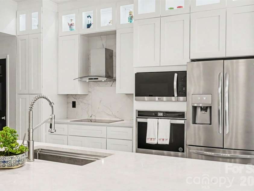 12109 Landing Green Drive, Charlotte, NC 28277.  MLS# CAR4403847, YatesRealty ID 39026. Kitchen
