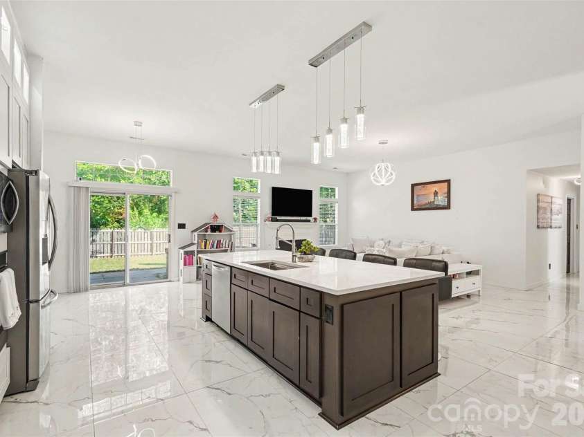 12109 Landing Green Drive, Charlotte, NC 28277.  MLS# CAR4403847, YatesRealty ID 39026. Kitchen
