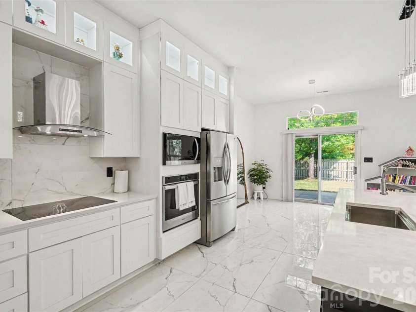 12109 Landing Green Drive, Charlotte, NC 28277.  MLS# CAR4403847, YatesRealty ID 39026. Kitchen