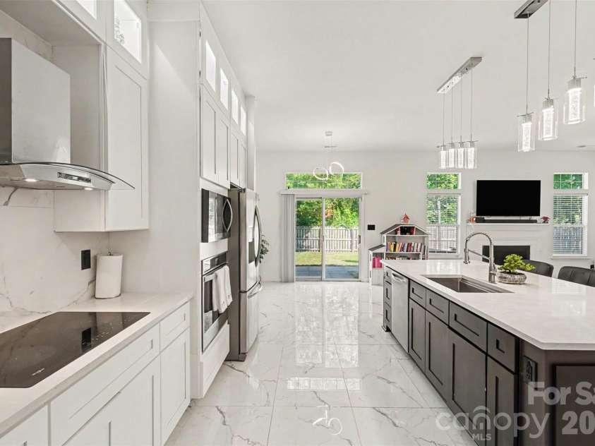 12109 Landing Green Drive, Charlotte, NC 28277.  MLS# CAR4403847, YatesRealty ID 39026. Kitchen