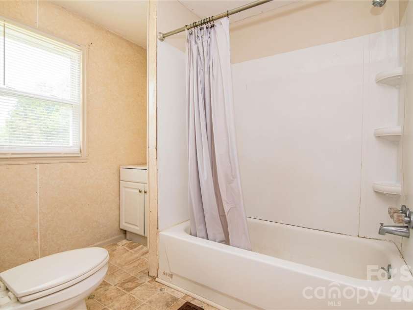 129 Sandy Ridge Lane, Gaston, NC 27832.  MLS# CAR4404660, YatesRealty ID 39027. 