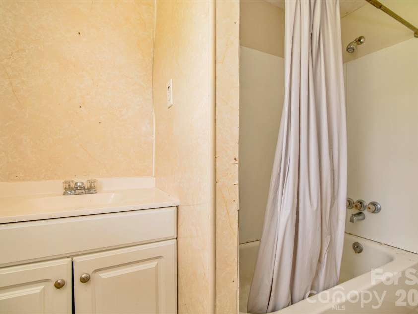 129 Sandy Ridge Lane, Gaston, NC 27832.  MLS# CAR4404660, YatesRealty ID 39027. 
