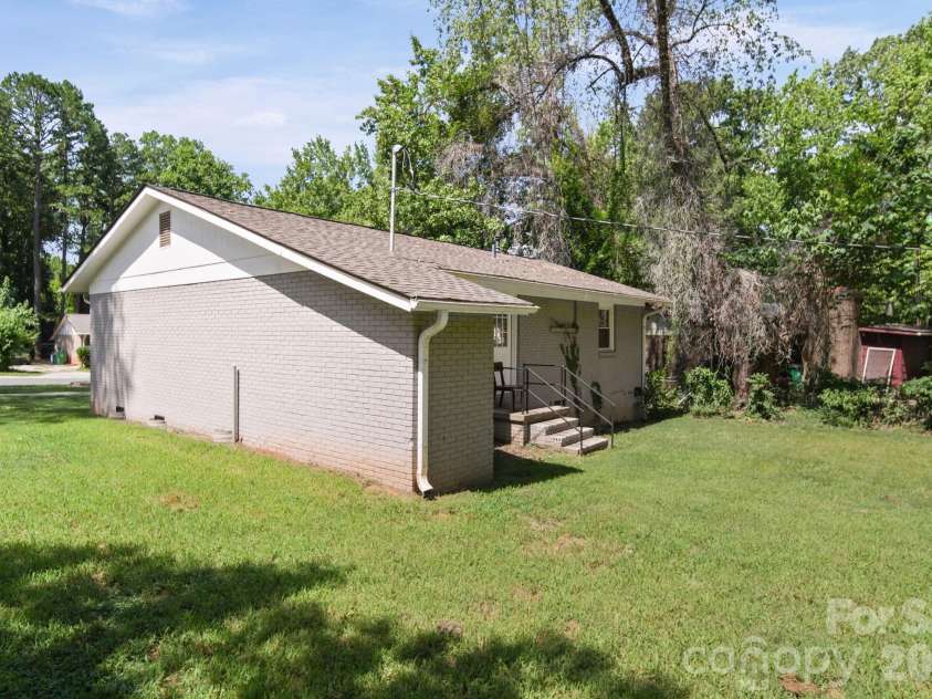 4316 Mckinley Drive, Charlotte, NC 28208.  MLS# CAR4404752, YatesRealty ID 39029. 
