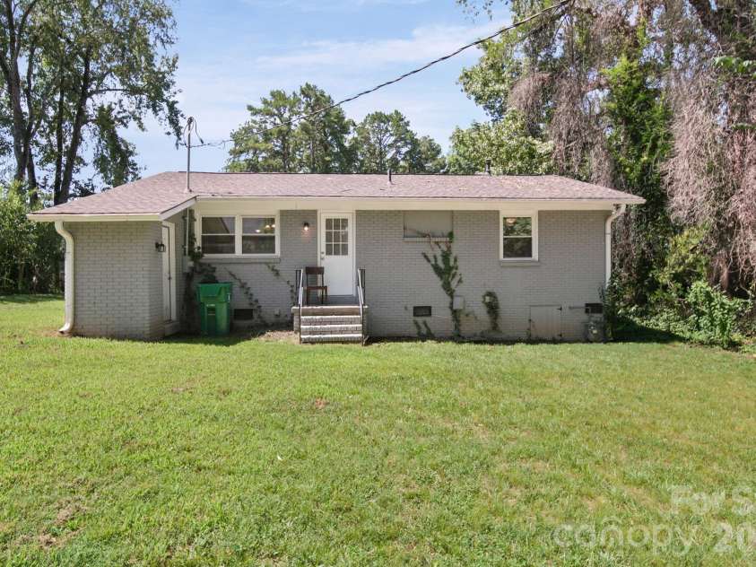 4316 Mckinley Drive, Charlotte, NC 28208.  MLS# CAR4404752, YatesRealty ID 39029. 