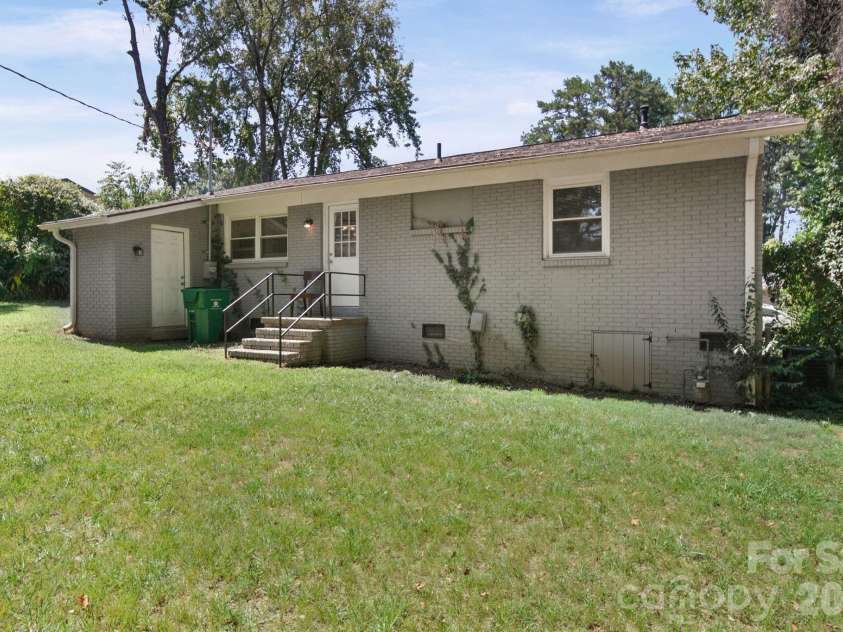 4316 Mckinley Drive, Charlotte, NC 28208.  MLS# CAR4404752, YatesRealty ID 39029. 