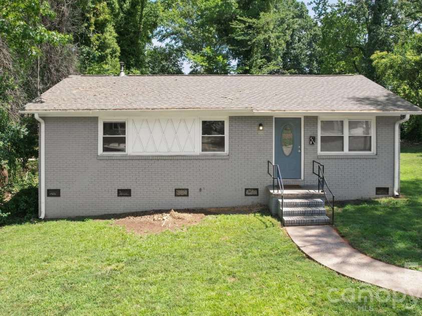 4316 Mckinley Drive, Charlotte, NC 28208.  MLS# CAR4404752, YatesRealty ID 39029. 