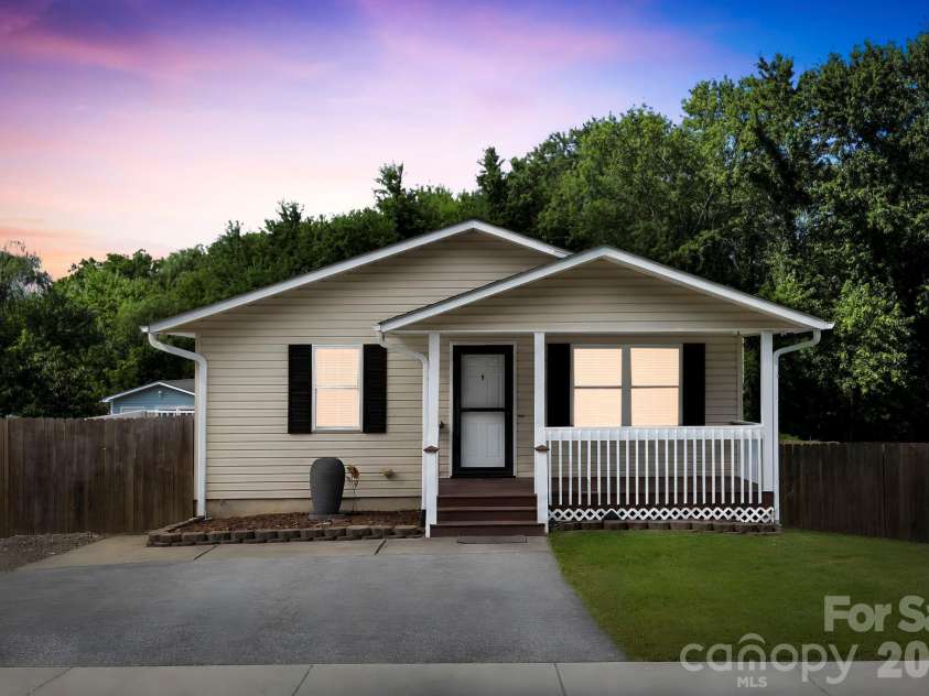 51 Kay Thomas Drive, Hendersonville, NC 28792.  MLS# CAR4406229, YatesRealty ID 39037. 