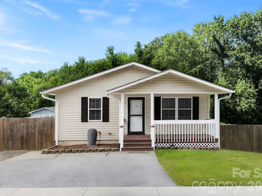 51 Kay Thomas Drive, Hendersonville, NC 28792.  MLS# CAR4406229, YatesRealty ID 39037. 