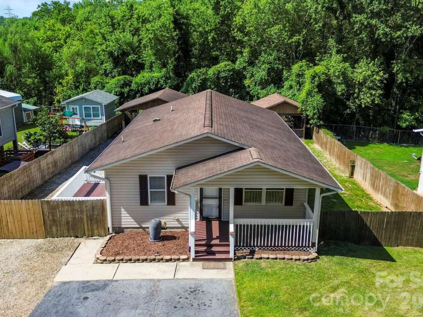 51 Kay Thomas Drive, Hendersonville, NC 28792.  MLS# CAR4406229, YatesRealty ID 39037. 
