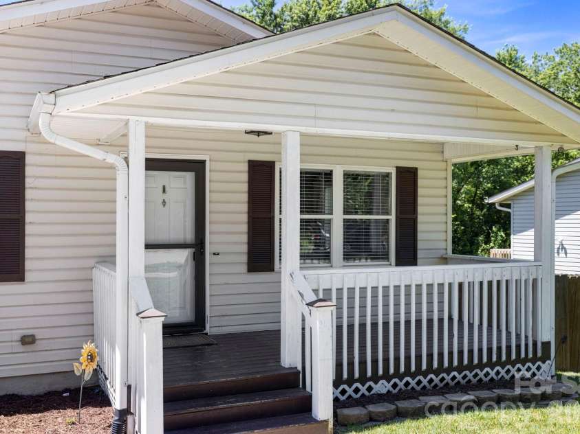 51 Kay Thomas Drive, Hendersonville, NC 28792.  MLS# CAR4406229, YatesRealty ID 39037. 