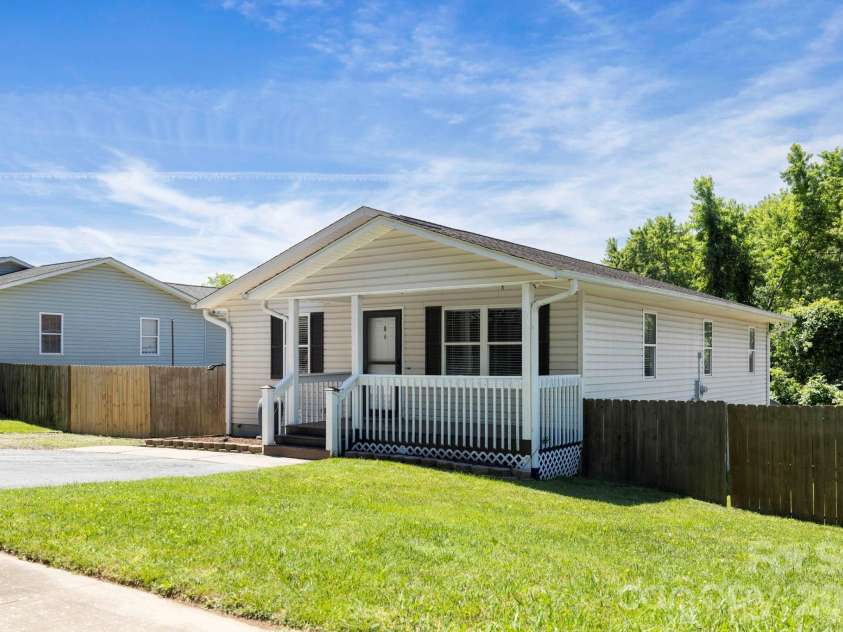 51 Kay Thomas Drive, Hendersonville, NC 28792.  MLS# CAR4406229, YatesRealty ID 39037. 