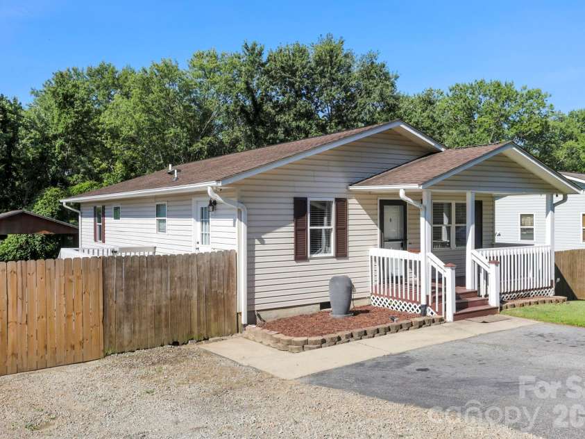 51 Kay Thomas Drive, Hendersonville, NC 28792.  MLS# CAR4406229, YatesRealty ID 39037. 