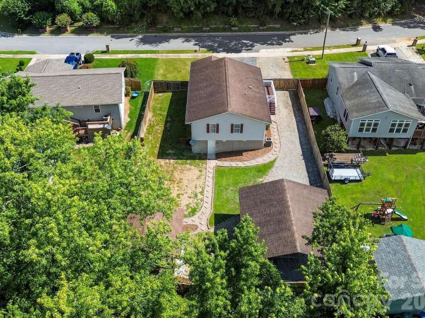 51 Kay Thomas Drive, Hendersonville, NC 28792.  MLS# CAR4406229, YatesRealty ID 39037. 