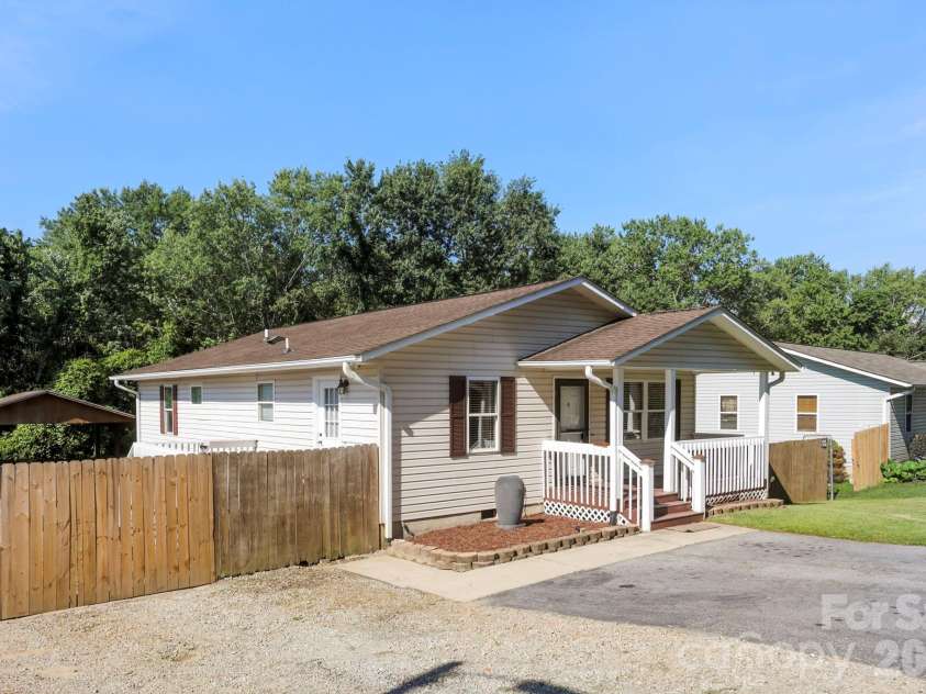 51 Kay Thomas Drive, Hendersonville, NC 28792.  MLS# CAR4406229, YatesRealty ID 39037. 