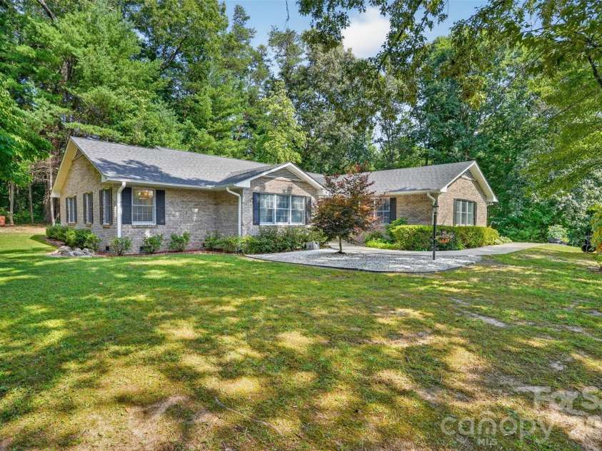 227 Sean Way, Hendersonville, NC 28792.  MLS# CAR4405713, YatesRealty ID 39043. 