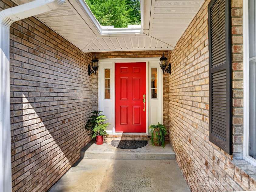 227 Sean Way, Hendersonville, NC 28792.  MLS# CAR4405713, YatesRealty ID 39043. 