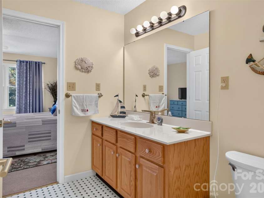 227 Sean Way, Hendersonville, NC 28792.  MLS# CAR4405713, YatesRealty ID 39043. 