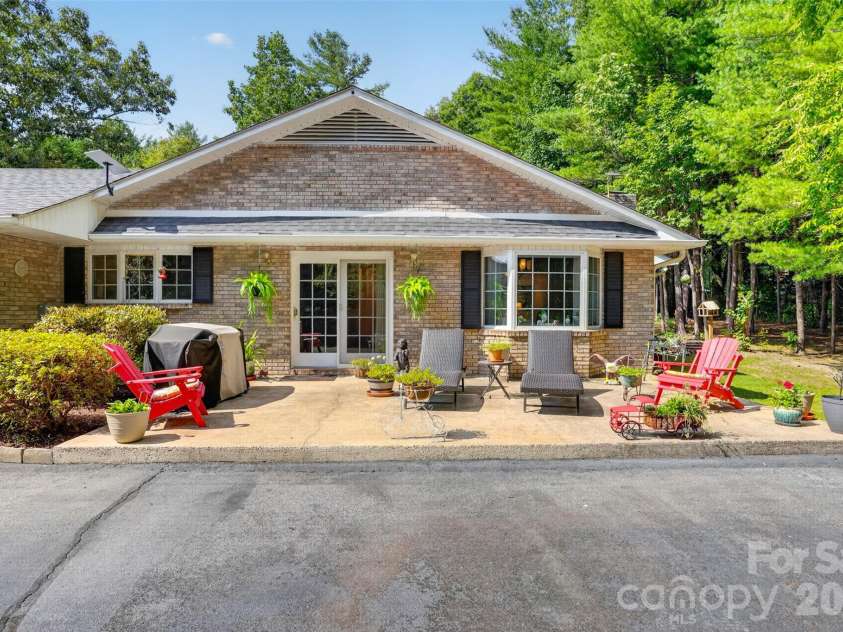 227 Sean Way, Hendersonville, NC 28792.  MLS# CAR4405713, YatesRealty ID 39043. 