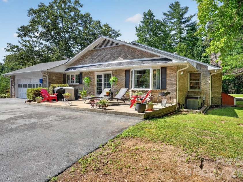 227 Sean Way, Hendersonville, NC 28792.  MLS# CAR4405713, YatesRealty ID 39043. 