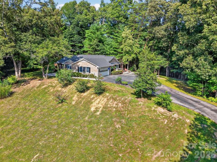 227 Sean Way, Hendersonville, NC 28792.  MLS# CAR4405713, YatesRealty ID 39043. 