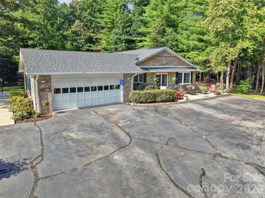 227 Sean Way, Hendersonville, NC 28792.  MLS# CAR4405713, YatesRealty ID 39043. 