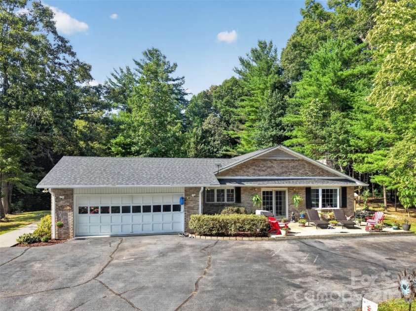 227 Sean Way, Hendersonville, NC 28792.  MLS# CAR4405713, YatesRealty ID 39043. 